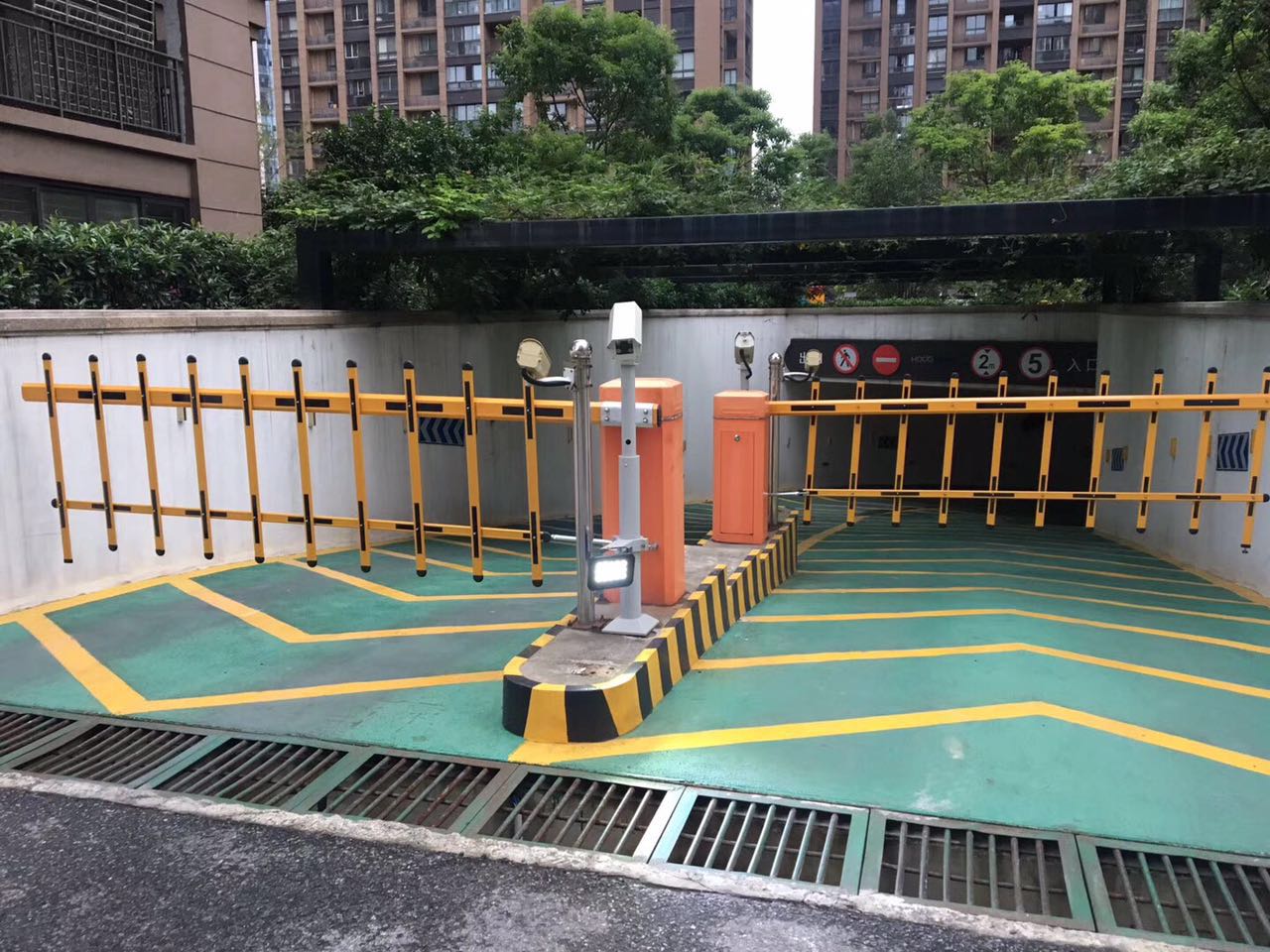 地下车库一进一出