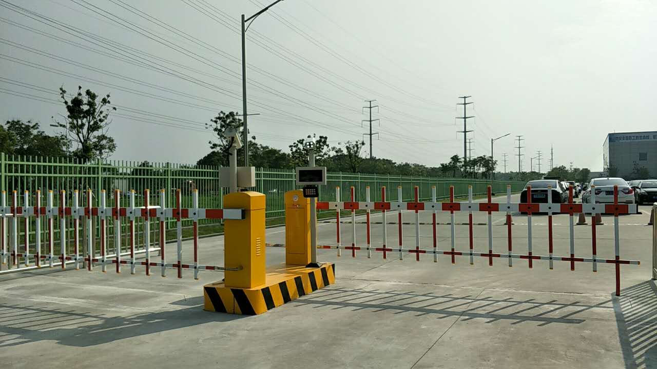 停车场一出一进