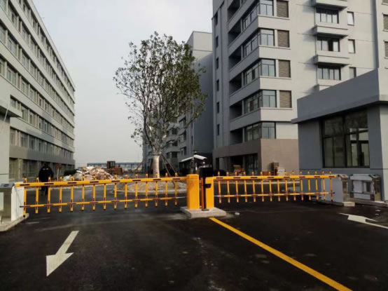 栅栏道闸加车牌识系统