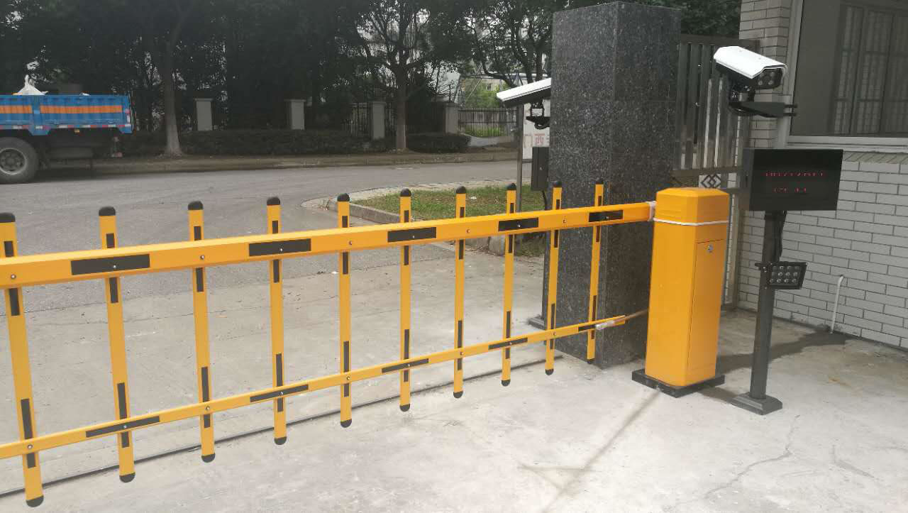 栅栏道闸加车牌识系统
