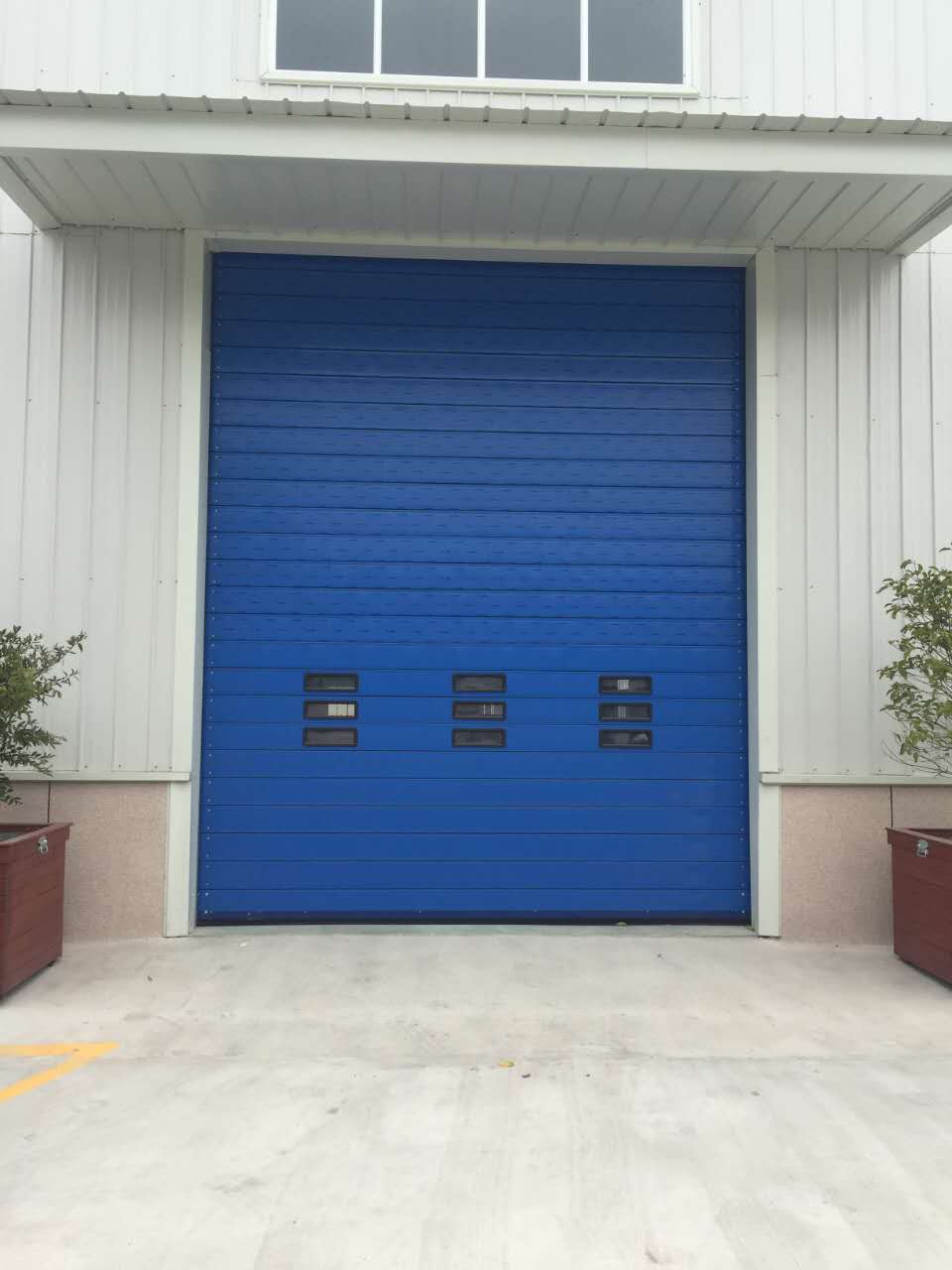 蓝色硬质快卷门